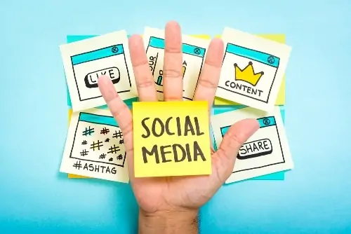 Au-delà des hashtags : Comment les médias sociaux stimulent l’apprentissage de l’anglais